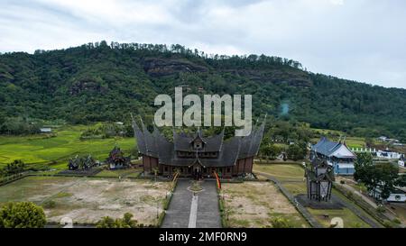 Blick aus der Vogelperspektive auf Istano Baso Pagar Ruyung, ein historisches Gebäude mit traditionellem Minangkabau-Design am Tanah Datar. Rumah Gadang Istana Basa Pagaruyung. Stockfoto