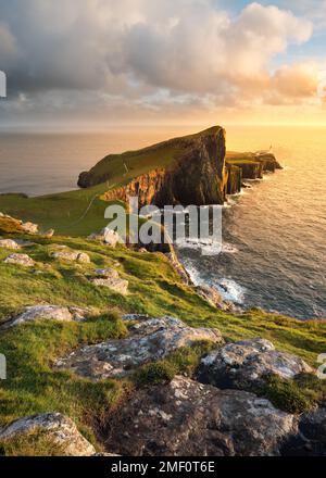 Wunderschöne Aussicht mit goldenem Abendlicht am Neist Point auf der Isle of Skye, Schottland, Großbritannien. Stockfoto