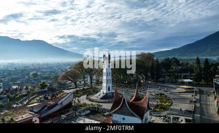 Aus der Vogelperspektive sehen Sie Jam Gadang, ein historisches und berühmtes Wahrzeichen der Stadt Bukittinggi, ein Symbol der Stadt und das meistbesuchte Touristenziel Stockfoto