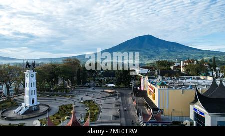 Aus der Vogelperspektive sehen Sie Jam Gadang, ein historisches und berühmtes Wahrzeichen der Stadt Bukittinggi, ein Symbol der Stadt und das meistbesuchte Touristenziel Stockfoto