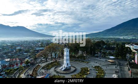 Aus der Vogelperspektive sehen Sie Jam Gadang, ein historisches und berühmtes Wahrzeichen der Stadt Bukittinggi, ein Symbol der Stadt und das meistbesuchte Touristenziel Stockfoto