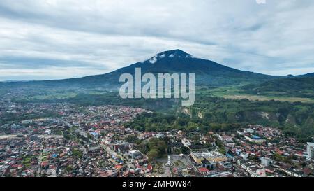 Aus der Vogelperspektive sehen Sie Jam Gadang, ein historisches und berühmtes Wahrzeichen der Stadt Bukittinggi, ein Symbol der Stadt und das meistbesuchte Touristenziel Stockfoto