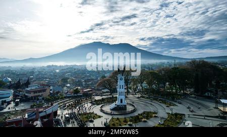 Aus der Vogelperspektive sehen Sie Jam Gadang, ein historisches und berühmtes Wahrzeichen der Stadt Bukittinggi, ein Symbol der Stadt und das meistbesuchte Touristenziel Stockfoto