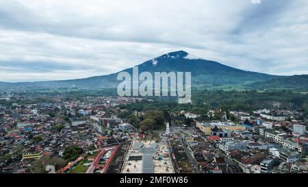 Aus der Vogelperspektive sehen Sie Jam Gadang, ein historisches und berühmtes Wahrzeichen der Stadt Bukittinggi, ein Symbol der Stadt und das meistbesuchte Touristenziel Stockfoto