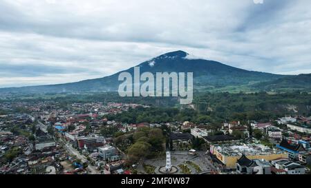 Aus der Vogelperspektive sehen Sie Jam Gadang, ein historisches und berühmtes Wahrzeichen der Stadt Bukittinggi, ein Symbol der Stadt und das meistbesuchte Touristenziel Stockfoto