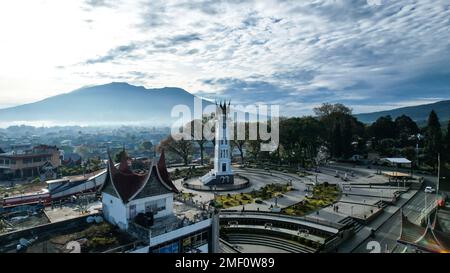 Aus der Vogelperspektive sehen Sie Jam Gadang, ein historisches und berühmtes Wahrzeichen der Stadt Bukittinggi, ein Symbol der Stadt und das meistbesuchte Touristenziel Stockfoto