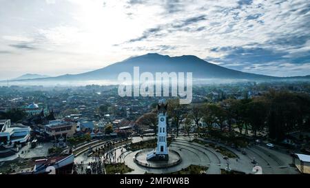 Aus der Vogelperspektive sehen Sie Jam Gadang, ein historisches und berühmtes Wahrzeichen der Stadt Bukittinggi, ein Symbol der Stadt und das meistbesuchte Touristenziel Stockfoto