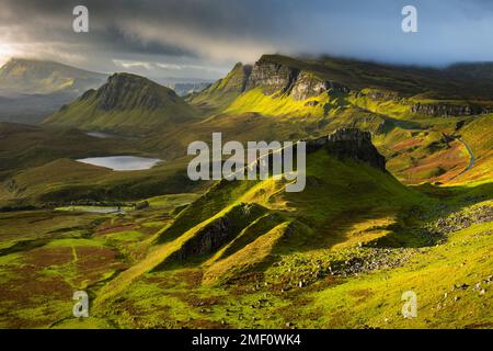 Klassischer Blick auf den Trotternish Ridge vom Quiraing mit wunderschönem Morgenlicht und stimmungsvollen Wolken am Himmel. Isle of Skye, Schottland, Großbritannien. Stockfoto