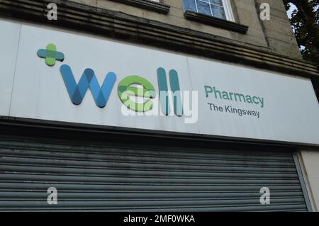 20. November 2022, Swansea, Wales, Vereinigtes Königreich. Gut, Schilder für Apotheke auf dem Kingsway. Stockfoto