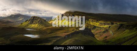 Dramatische Sturmwolken über dem Panoramablick auf den Trotternish Ridge von Quiraing auf der Isle of Skye. Stockfoto