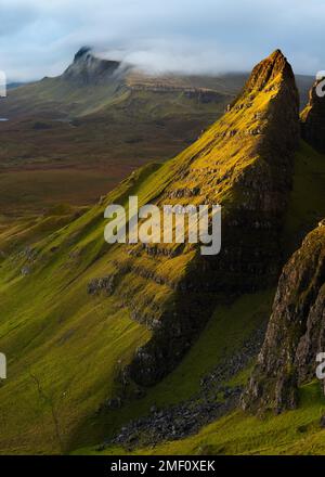 Hill Fog auf dem Trotternish Ridge mit dramatischem Gipfel in der Nähe von Quiraing auf der Isle of Skye, Schottland, Großbritannien. Stockfoto