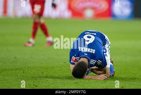 Gelsenkirchen, Deutschland. 24. Januar 2023. Fußball: Bundesliga, FC Schalke 04 - RB Leipzig, Matchday 17, Veltins Arena. Schalkes Tom Krauß kniet auf den Boden. Kredit: Bernd Thissen/dpa - WICHTIGER HINWEIS: Gemäß den Anforderungen der DFL Deutsche Fußball Liga und des DFB Deutscher Fußball-Bund ist es verboten, im Stadion aufgenommene Fotos und/oder das Spiel in Form von Sequenzbildern und/oder videoähnlichen Fotoserien zu verwenden oder verwenden zu lassen./dpa/Alamy Live News Stockfoto