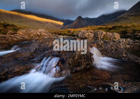 Dramatisches Sonnenuntergangslicht in den Fairy Pools auf der Isle of Skye, Schottland, Großbritannien. Stockfoto