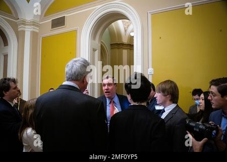 Washington, USA. 24. Januar 2023. Senator Mark Warner (D-VA) spricht zu den Medien in den USA Capitol, in Washington, DC, am Dienstag, den 24. Januar, 2023. (Graeme Sloan/Sipa USA) Kredit: SIPA USA/Alamy Live News Stockfoto