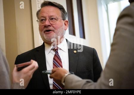 Washington, USA. 24. Januar 2023. Senator Gary Peters (D-MI) spricht zu den Medien in den USA Capitol, in Washington, DC, am Dienstag, den 24. Januar, 2023. (Graeme Sloan/Sipa USA) Kredit: SIPA USA/Alamy Live News Stockfoto