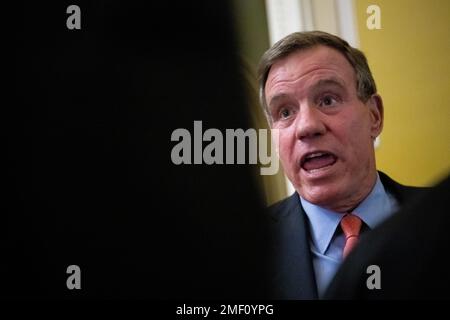 Washington, USA. 24. Januar 2023. Senator Mark Warner (D-VA) spricht zu den Medien in den USA Capitol, in Washington, DC, am Dienstag, den 24. Januar, 2023. (Graeme Sloan/Sipa USA) Kredit: SIPA USA/Alamy Live News Stockfoto