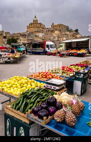 Obst und Gemüse werden auf dem Wochenmarkt in der Stadt Piazza Armerina verkauft. Stockfoto