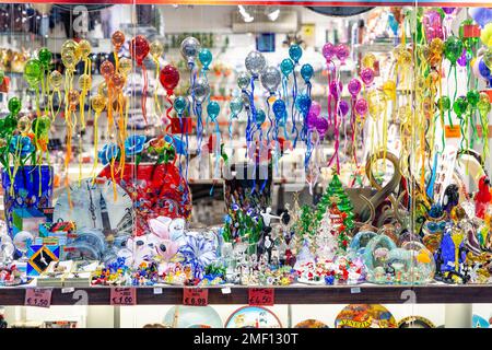 Souvenirs aus venezianischem Glas in einem Geschäft in Venedig, Italien. Stockfoto