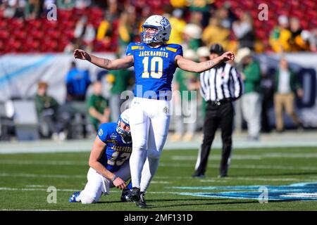 South Dakota State Jackrabbits tritt Hunter Dustman (10) beim Aufwärmen für das NCAA Division I FCS National Championship Game 2023 im Toyota Stadium an Stockfoto