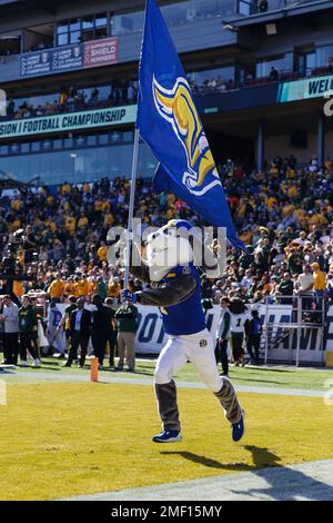 Das South Dakota State Jackrabbits Maskottchen Jack führt die Flagge bei der Feier des NCAA Division I FCS National Championship Game 2023 im Toyota Stadi Stockfoto