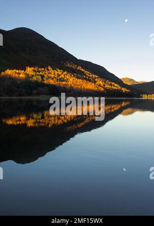 Wunderschöne Reflections in Lake at Buttermere im Lake District, Großbritannien. Stockfoto