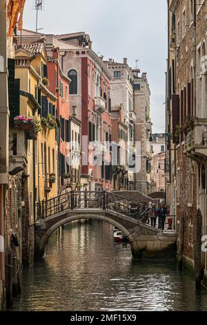 Ein ruhiger Kanal mit Brücken und bunten Häusern Stockfoto