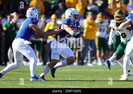 Der Rückläufer der South Dakota State Jackrabbits Isaiah Davis (22) übergibt im zweiten Quartal der 2023 Jahre den Quarterback Mark Gronowski (11) Stockfoto