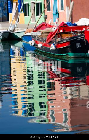 Reflexion farbenfroher Gebäude im Kanal auf der Insel Burano, Lagune Venetien, Venetien, Italien. Stockfoto