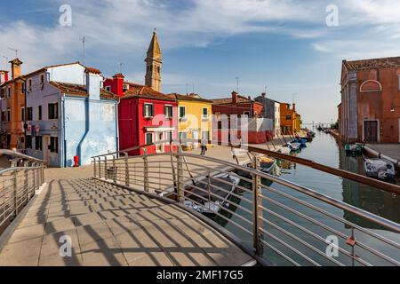 Metallbrücke über den Kanal auf der farbenfrohen Insel Burano in der Lagune Venetiens, Venetien, Italien. Stockfoto