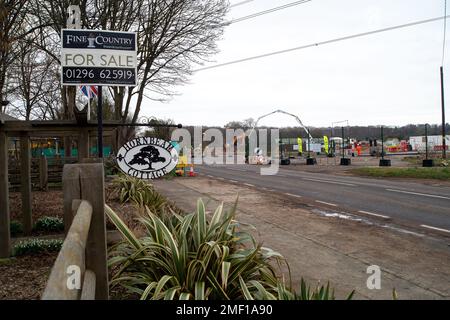 Wendover, Aylesbury, Buckinghamshire, Großbritannien. 28. Februar 2022. Hornbeam Cottage auf der anderen Straßenseite von der Baustelle HS2 zum Verkauf. Die Arbeiten des HS2 entlang der Strecke haben negative Auswirkungen auf viele Bewohner, da sie jahrelang Lärm, Staub und Straßensperrungen ertragen. HS2 bereiten sich auf den Bau eines Viadukts über die A413 und die Chilterns Railway-Linie für die Hochgeschwindigkeitszüge von London nach Birmingham vor. Kredit: Maureen McLean/Alamy Stockfoto