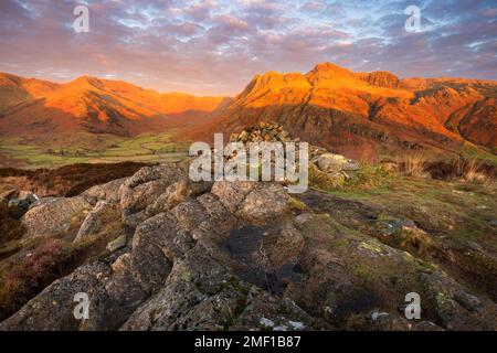 Goldenes Morgenlicht, das die Berge des Lake District bei Sonnenaufgang vom Gipfel des Side Pike aus erleuchtet. Stockfoto