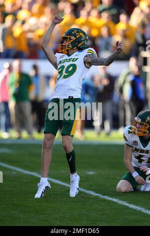 Griffin Crosa (39), der Kicker von North Dakota State Bisons, wandelt den zusätzlichen Punkt um, bei dem im zweiten Quartal noch 2:03 Punkte übrig sind, um den SDSU 28 NDSU 1 zu erreichen Stockfoto