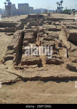 (230124) -- LUXOR (ÄGYPTEN), 24. Januar 2023 (Xinhua) -- das undatierte Foto zeigt die Ruinen einer Wohnstadt, die in Luxor, Ägypten, entdeckt wurde. Eine ägyptische archäologische Mission entdeckte am 24. Januar 2023 eine komplette Wohnstadt aus der römischen Epoche in der Nähe des Luxor-Tempels im Osten von Luxor. (Ägyptisches Ministerium für Tourismus und Antiquitäten/Handout via Xinhua) Stockfoto