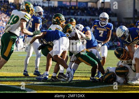 North Dakota State Bisons Running Back Kobe Johnson schleicht sich durch einen Haufen South Dakota State Jackrabbits Verteidiger, um bezahlten Dreck auf einem 9- Stockfoto