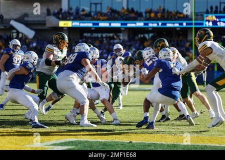 North Dakota State Bisons Running Back Kobe Johnson schleicht sich durch einen Haufen South Dakota State Jackrabbits Verteidiger, um bezahlten Dreck auf einem 9- Stockfoto