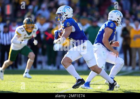 Der Rückläufer der South Dakota State Jackrabbits Isaiah Davis (22) übergibt im vierten Quartal der 2023 Jahre den Quarterback Mark Gronowski (11) Stockfoto