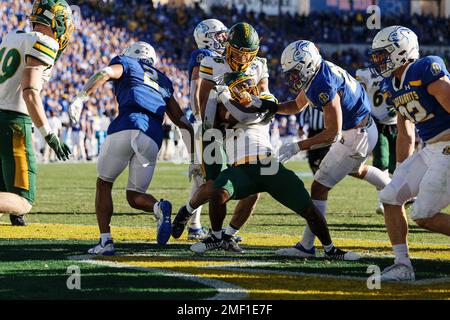 North Dakota State Bisons Running Back Kobe Johnson schleicht sich durch einen Haufen South Dakota State Jackrabbits Verteidiger, um bezahlten Dreck auf einem 9- Stockfoto