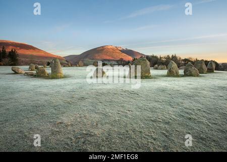 Castlerigg Stone Circle an einem wunderschönen frostigen Morgen mit goldenem Licht auf Blencathra. Lake District, Großbritannien. Stockfoto