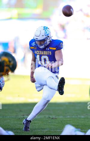 South Dakota State Jackrabbits Kicker Hunter Dustman (10) verwandelt den Extrapunkt mit noch 8:05 Punkten im vierten Quartal um und erzielt SDSU 45 NDSU Stockfoto