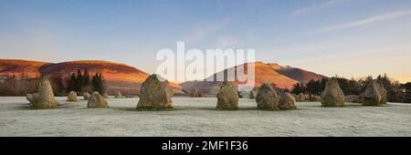 Panoramablick auf den alten Steinkreis an einem kalten Wintermorgen mit frostigem Gras im Vordergrund. Castlerigg, Keswick, Lake District, Großbritannien. Stockfoto