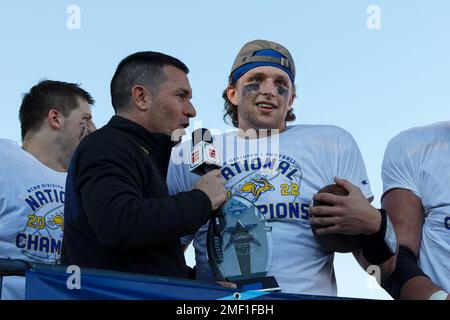 Der Quarterback Mark Gronowski der South Dakota State Jackrabbits wird interviewt, nachdem er den herausragendsten Player Award für die Spiele gewonnen hat, in denen die SDSU dominiert Stockfoto