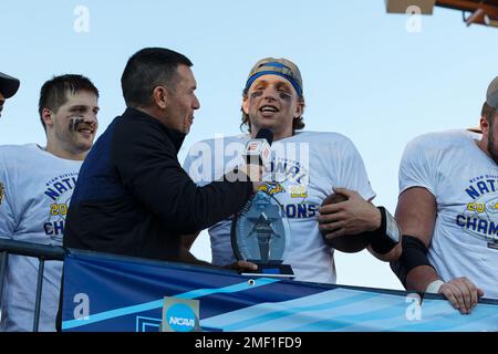 Der Quarterback Mark Gronowski der South Dakota State Jackrabbits wird interviewt, nachdem er den herausragendsten Player Award für die Spiele gewonnen hat, in denen die SDSU dominiert Stockfoto