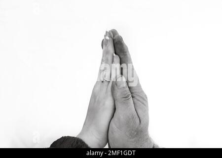 Berührende Hände, Vater mit hart arbeitender Hand, der mit seiner Tochter High Five gibt. Schließen Stockfoto