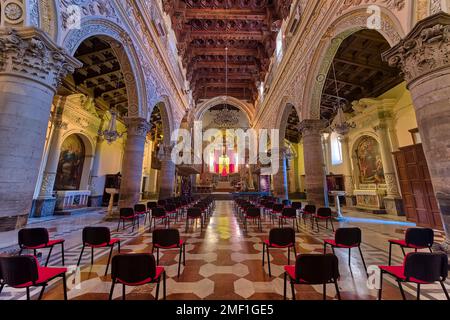 Altar, Inneneinrichtung und geschnitzte Holzdecken in der Kirche Enna, Duomo di Enna, Chiesa Maria Santissima della Visitazione. Stockfoto