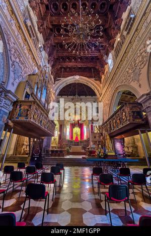 Altar, Inneneinrichtung und geschnitzte Holzdecken in der Kirche Enna, Duomo di Enna, Chiesa Maria Santissima della Visitazione. Stockfoto