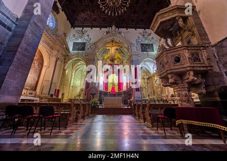 Altar, Inneneinrichtung und geschnitzte Holzdecken in der Kirche Enna, Duomo di Enna, Chiesa Maria Santissima della Visitazione. Stockfoto