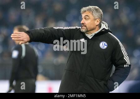 Gelsenkirchen, Deutschland. 24. Januar 2023. Fußball: Bundesliga, FC Schalke 04 - RB Leipzig, Matchday 17, Veltins Arena. Schalkes Trainer Thomas Reis steht an der Seitenlinie. Kredit: Bernd Thissen/dpa - WICHTIGER HINWEIS: Gemäß den Anforderungen der DFL Deutsche Fußball Liga und des DFB Deutscher Fußball-Bund ist es verboten, im Stadion aufgenommene Fotos und/oder das Spiel in Form von Sequenzbildern und/oder videoähnlichen Fotoserien zu verwenden oder verwenden zu lassen./dpa/Alamy Live News Stockfoto