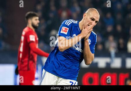 Gelsenkirchen, Deutschland. 24. Januar 2023. Fußball: Bundesliga, FC Schalke 04 - RB Leipzig, Matchday 17, Veltins Arena. Schalke ist Michael Frey. Kredit: Bernd Thissen/dpa - WICHTIGER HINWEIS: Gemäß den Anforderungen der DFL Deutsche Fußball Liga und des DFB Deutscher Fußball-Bund ist es verboten, im Stadion aufgenommene Fotos und/oder das Spiel in Form von Sequenzbildern und/oder videoähnlichen Fotoserien zu verwenden oder verwenden zu lassen./dpa/Alamy Live News Stockfoto