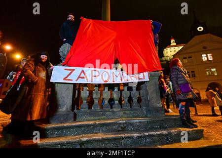 Nachod, Tschechische Republik. 24. Januar 2023. Kritiker des tschechischen Präsidenten Milos Zeman hocken große rote Boxershorts als Symbol ihres Protests gegen ihn während seines Treffens mit der Öffentlichkeit in Nachod, Tschechische Republik, am 24. Januar 2023. Im Jahr 2015 ersetzte die Ztohoven-Kunstgruppe die Präsidentenflagge auf dem Dach der Prager Burg, dem Präsidentensitz, durch große rote Boxershorts, um gegen Zemans Politik zu protestieren. Kredit: David Tanecek/CTK Photo/Alamy Live News Stockfoto