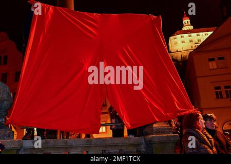 Nachod, Tschechische Republik. 24. Januar 2023. Kritiker des tschechischen Präsidenten Milos Zeman hocken große rote Boxershorts als Symbol ihres Protests gegen ihn während seines Treffens mit der Öffentlichkeit in Nachod, Tschechische Republik, am 24. Januar 2023. Im Jahr 2015 ersetzte die Ztohoven-Kunstgruppe die Präsidentenflagge auf dem Dach der Prager Burg, dem Präsidentensitz, durch große rote Boxershorts, um gegen Zemans Politik zu protestieren. Kredit: David Tanecek/CTK Photo/Alamy Live News Stockfoto